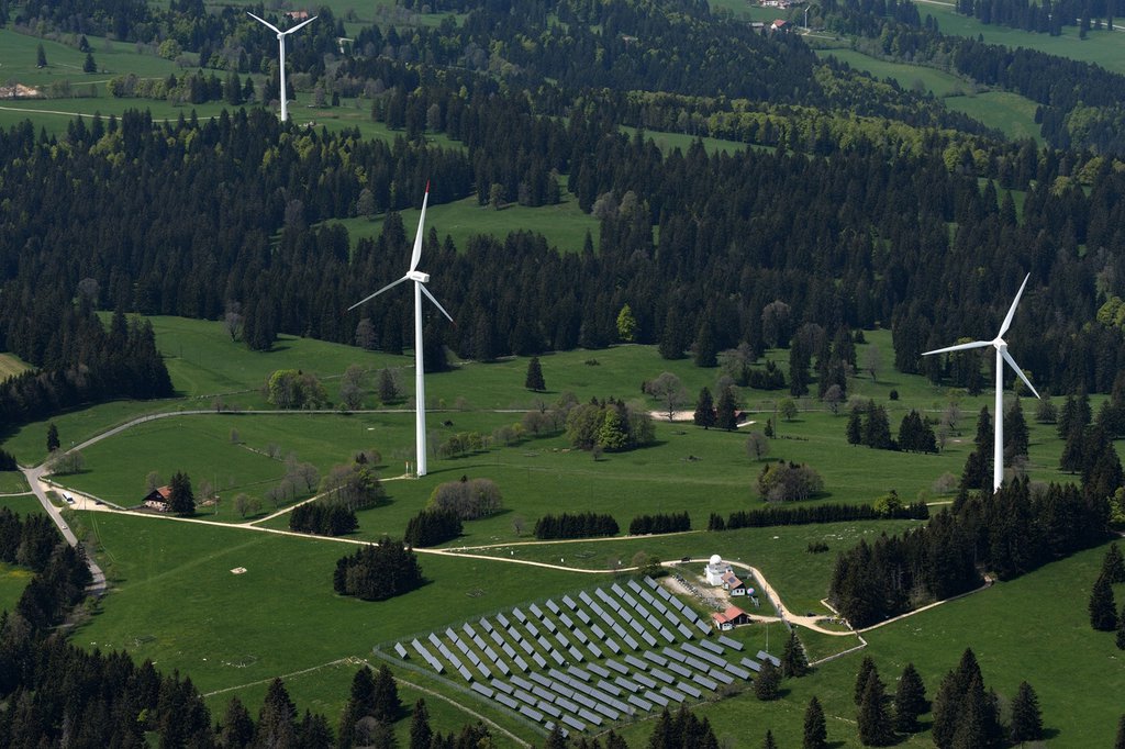 Wind- und Solarkraft im Berner Jura: Der kantonale Richtplan sichert Flächen für die erneuerbare Energieproduktion. (Foto: Keystone-SDA)