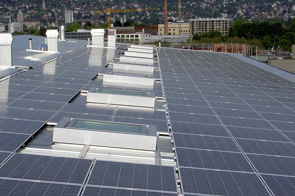 Fast die Hälfte des Strombedarfs an unserem Standort in Zürich wurde im vergangenen Jahr durch Solarstrom gedeckt. Das Foto zeigt die Photovoltaik-Anlage auf dem Dach unseres Zürcher Büros, von der ein Grossteil des Solarstroms stammt.