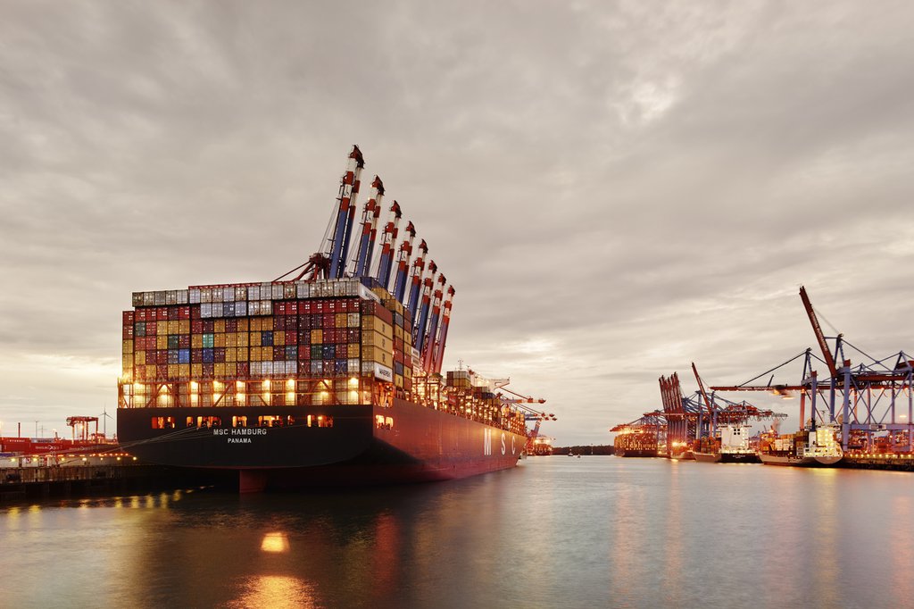 A freighter in Hamburg Harbor: German enterprises have close international connections. (Photo: Keystone-SDA)