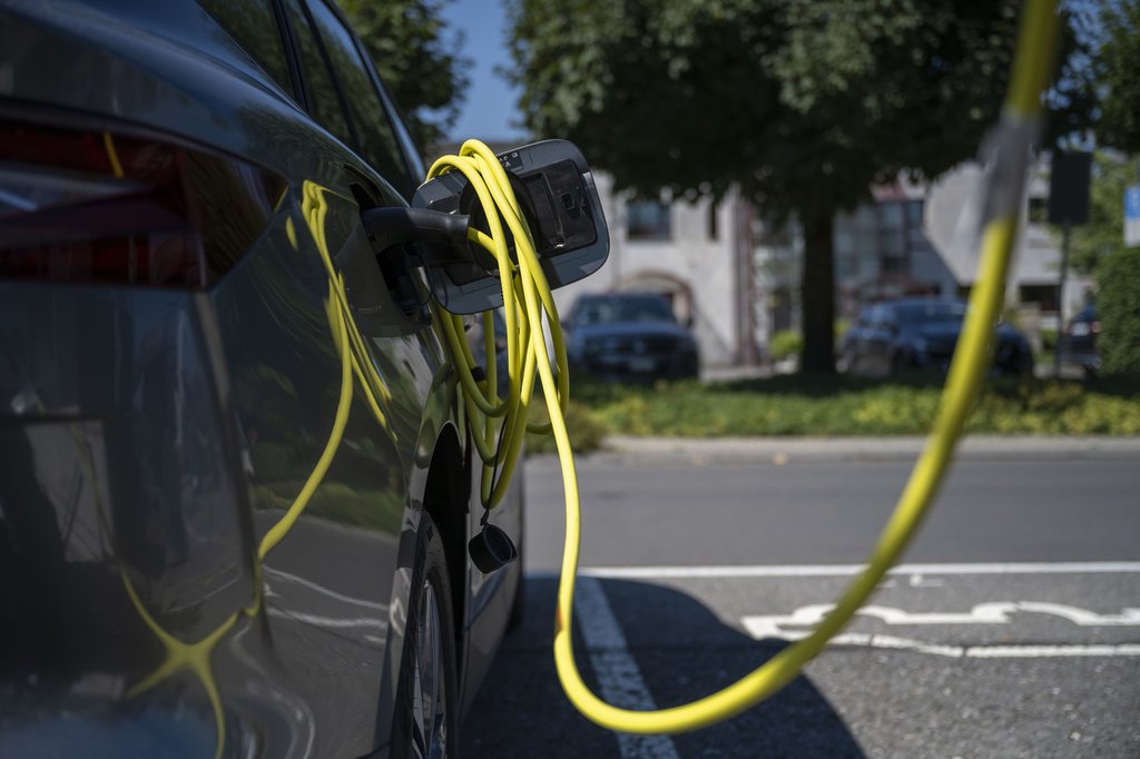 More electric vehicles, less income from tax: fully electric vehicles are not currently subject to any levies equivalent to the mineral oil tax. (Photo: Keystone-SDA / Christian Beutler)