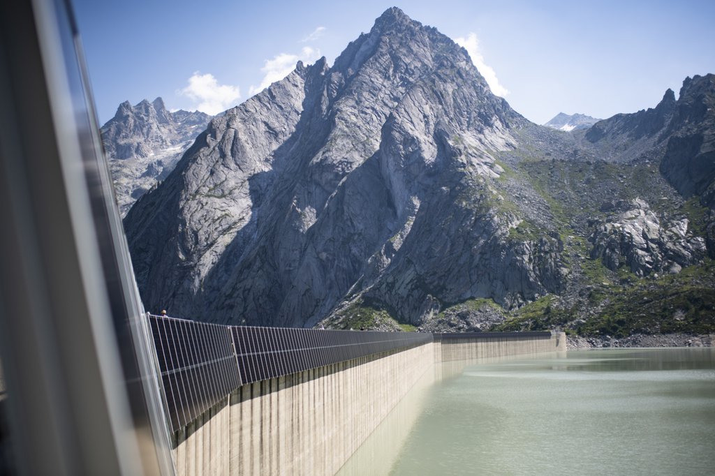 L’énergie produite avec l’eau et avec le soleil, deux énergies renouvelables qui jouent un rôle clé dans les démarches des fournisseurs de courant suisses. Photo du lac d’Albigna, dans la Bregaglia (GR). (Keystone-SDA / Gian Ehrenzeller)