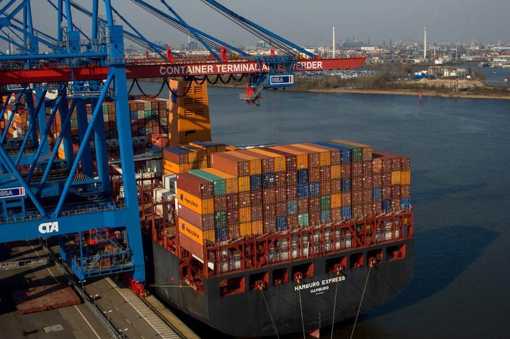 In 2015, six percent of German imports (55 billion euros) and four percent of German exports (just under 50 billion euros) were accounted for by twelve countries or regions around the world that are classified as particularly vulnerable to climate change. (Photo: Keystone/DPA/A4492/_Axel Heimken).