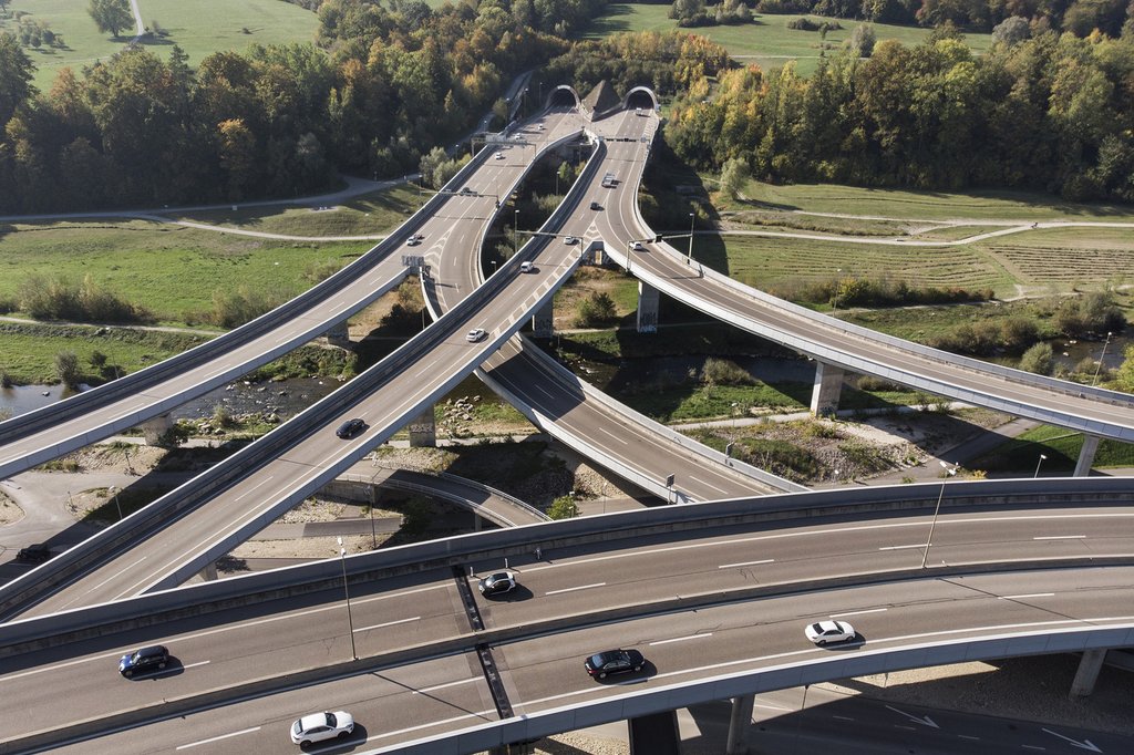 Die Strasseninfrastrukturrechnung stellt die Einnahmen aus dem motorisierten Strassenverkehr den Ausgaben und Kosten gegenüber, die für den Bau, die Erhaltung und den Betrieb der Strasseninfrastruktur anfallen. (Foto: Keystone-SDA)