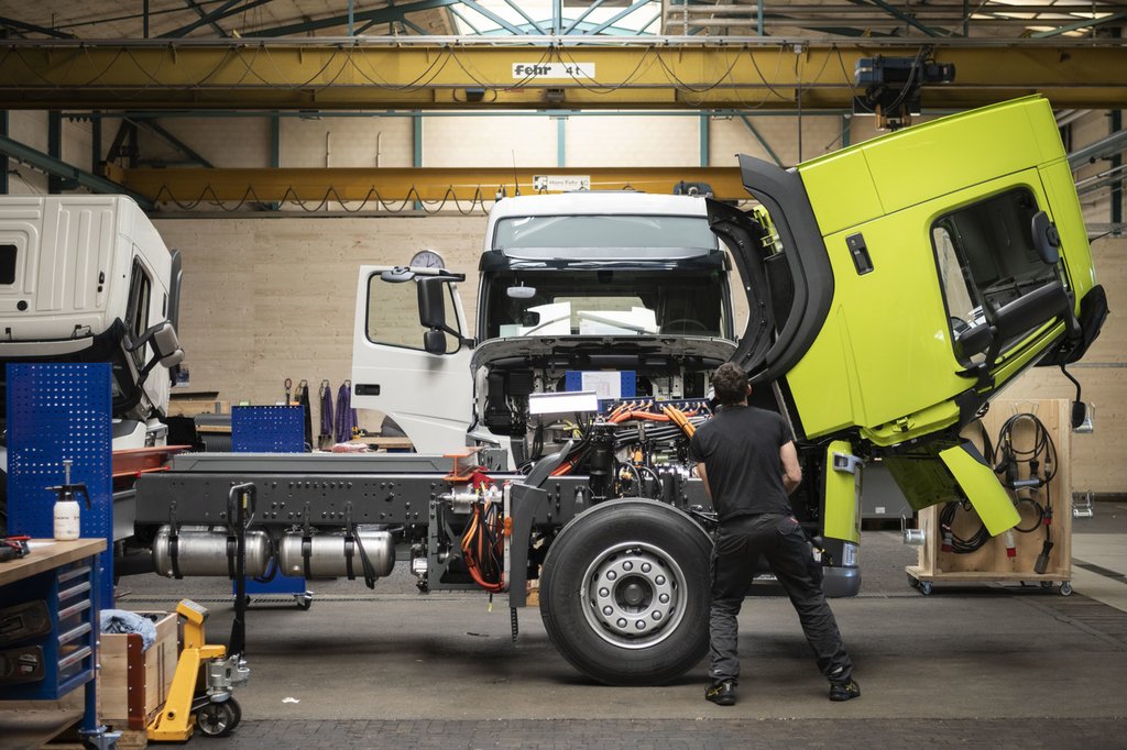 Complex fleet conversion: when considering electric heavy goods vehicles, their range, charging capacity and charging time must all fit their specific use case – a look behind the scenes in project partner Designwerk Technologies’ production and assembly hall. (Foto: Keystone-SDA)