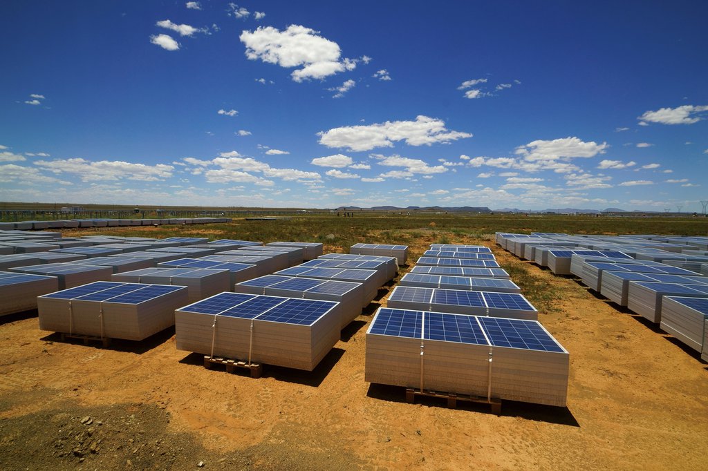 Photovoltaikanlagen in der Halbwüstenlandschaft Karoo in Südafrika. (Foto: Keystone-SDA)