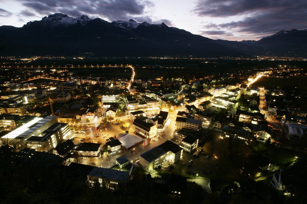 80% der Treibhausgasemissionen in Liechtenstein stammen aus Gebäuden und dem Verkehr. Hier liegt das grösste Potenzial, wenn das Land den Trend der sinkenden Emissionen weiter forcieren will. (Im Bild das Zentrum von Vaduz, Foto: Keystone)