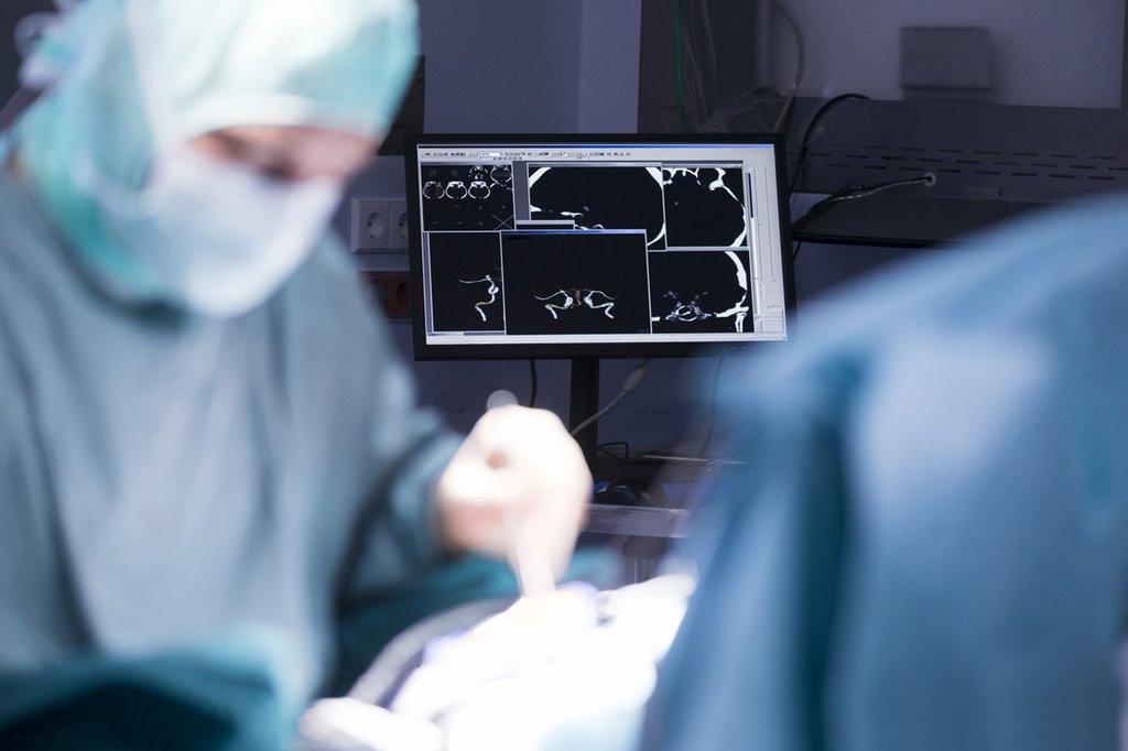 Chirurgen bei der Arbeit: Die Qualität der Spitalleistungen wurde seit der KVG-Revision mindestens aufrechterhalten. (Foto: Keystone-SDA)