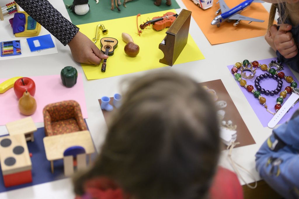Une mesure particulièrement efficace, mais qui n’est pas disponible dans toutes les communes pour la totalité des enfants qui nécessitent un soutien : l’encouragement du langage intégré au quotidien, dans la structure d’éducation de la petite enfance. (Photo : Keystone-SDA)