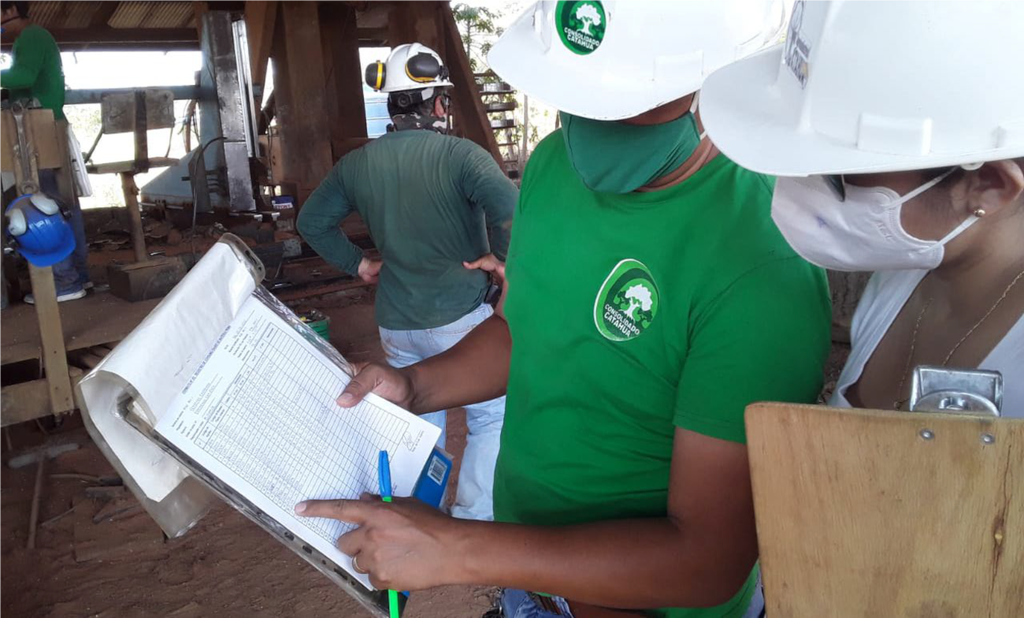 The Wood Tracking Protocol provides a remedy: here, the wood processing chain is still being documented using pen and paper. (Foto: WTP)