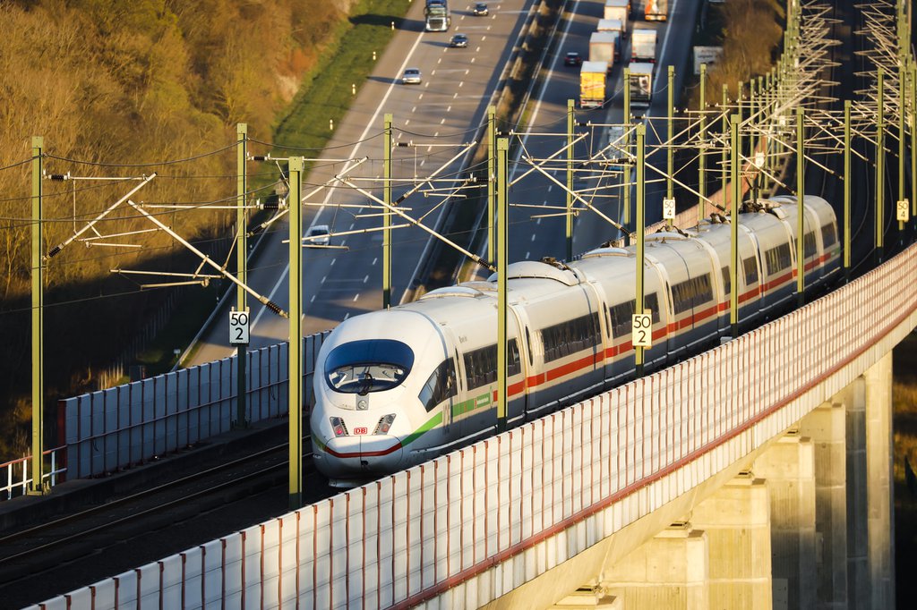 Lieber mit dem Auto unterwegs: die Bahn ist in Deutschland auch bei längeren Strecken tendenziell zweite Wahl. (Foto: Keystone-SDA / Mauritius Images, Rupert Oberhauser)