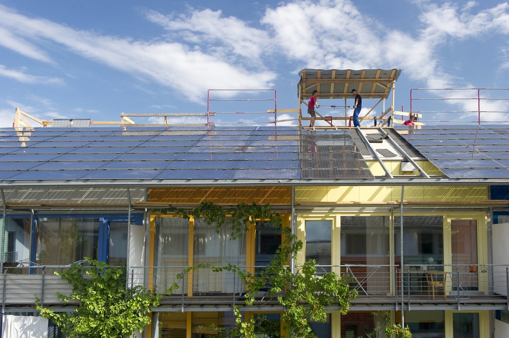 Installing solar panels, planting on facades: two examples of measures for decarbonizing buildings. (Photo: Keystone-SDA).