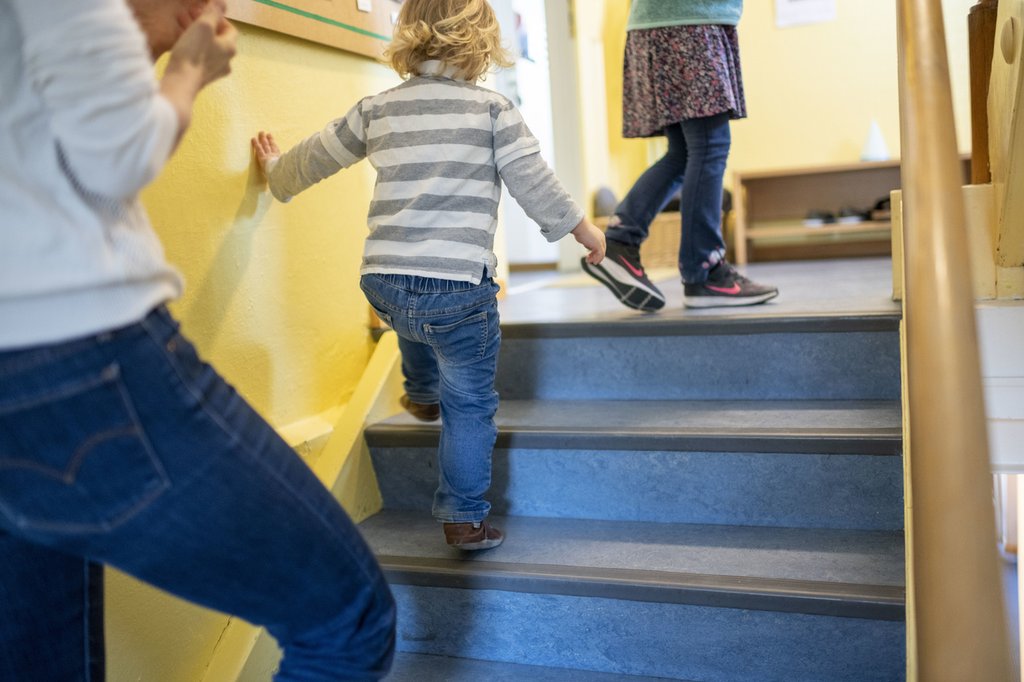 Deutlich mehr Eltern im Kanton Aargau würden ihre Kinder extern betreuen lassen, wenn es Verbesserungen bei den Rahmenbedingungen gäbe. (Foto: Keystone-SDA / Christian Beutler)